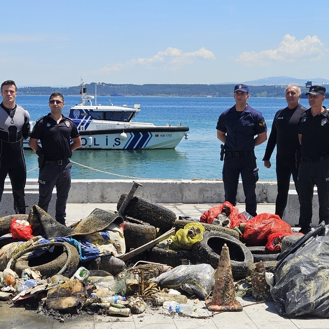 Eceabat'ta deniz dibi ve sahil temizliği yapıldı