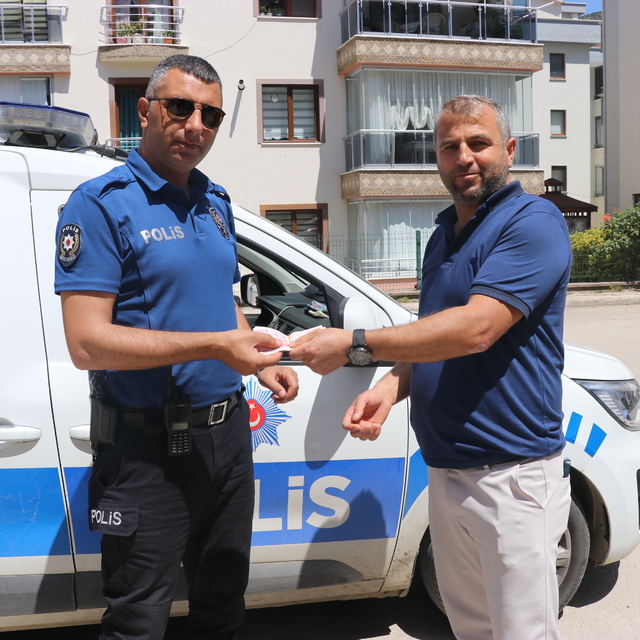 Amasya'da bir vatandaş yolda bulduğu parayı polise teslim etti