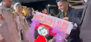 Damada düğünde kırmızı motosiklet sürprizi