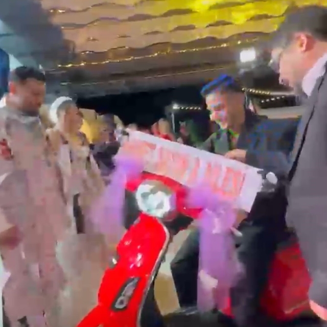 Damada düğünde kırmızı motosiklet sürprizi