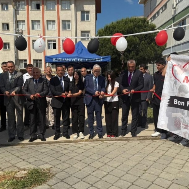 Burhaniye'de Teknoloji Tasarım ve Görsel Sanatlar Sergisi açıldı