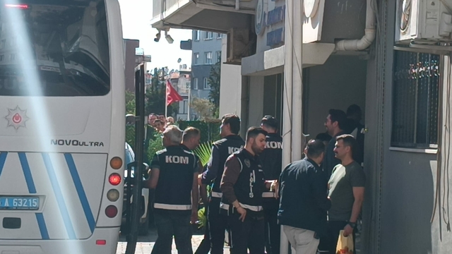 Buca Belediye Başkanı gözaltına alındı (3)