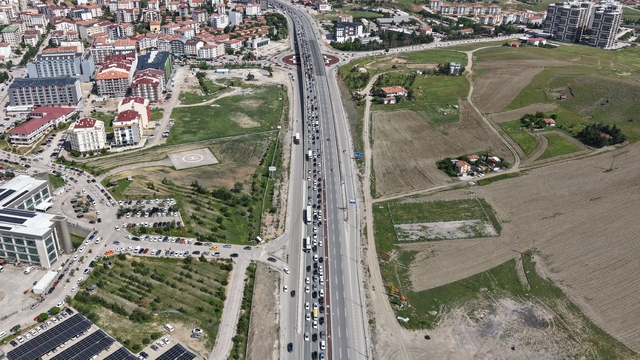 Tatil bitti, yoğunluk bitmedi: 43 ilin geçiş noktasında dönüş trafiği yaşandı