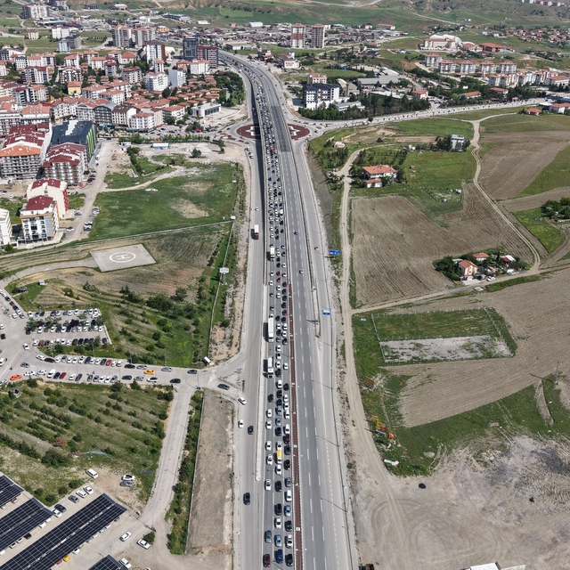 Tatil bitti, yoğunluk bitmedi: 43 ilin geçiş noktasında dönüş trafiği yaşan...