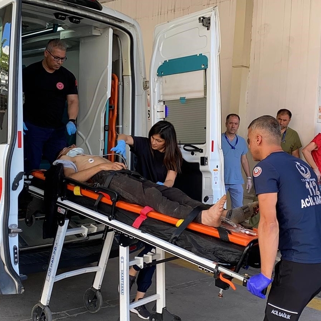 Otomobil ile hafif ticari araç çarpıştı: 6 yaralı