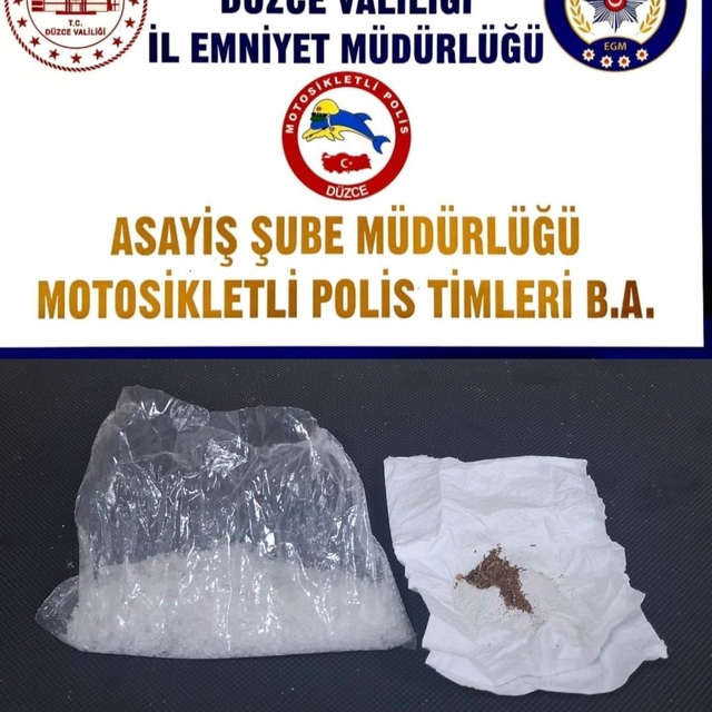 Düzce'de uyuşturucu ile mücadele sürüyor
Uyuşturucu satıcısı 2 kişi tutukla...