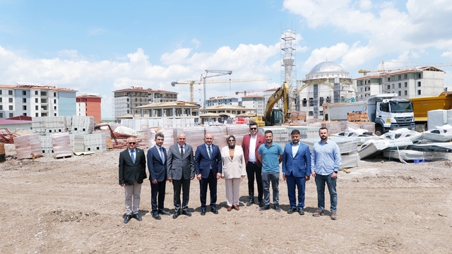 Milletvekili Gürcan ve Başkan Albayrak'tan Kocakır TOKİ şantiyesine ziyaret
AK Parti Eskişehir İl Başkanı Gürhan Albayrak:
"Cumhurbaşkanımızın liderliğinde durmaksızın çalışıyoruz"