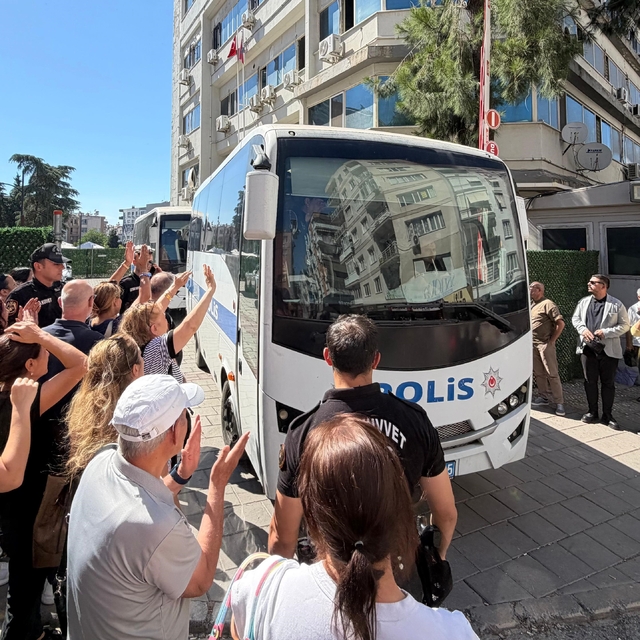 Buca Belediyesine yolsuzluk operasyonunda şüpheliler hastaneye sevk edildi