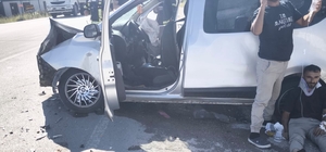 Mersin'de otomobil ile hafif ticari araç çarpıştı: 6 yaralı
