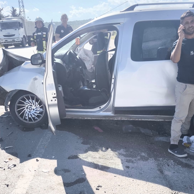 Mersin'de otomobil ile hafif ticari araç çarpıştı: 6 yaralı