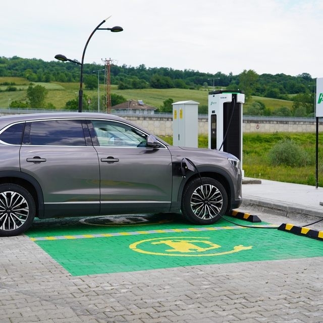 BARÜ elektrikli araç şarj istasyonu kullanıma açıldı