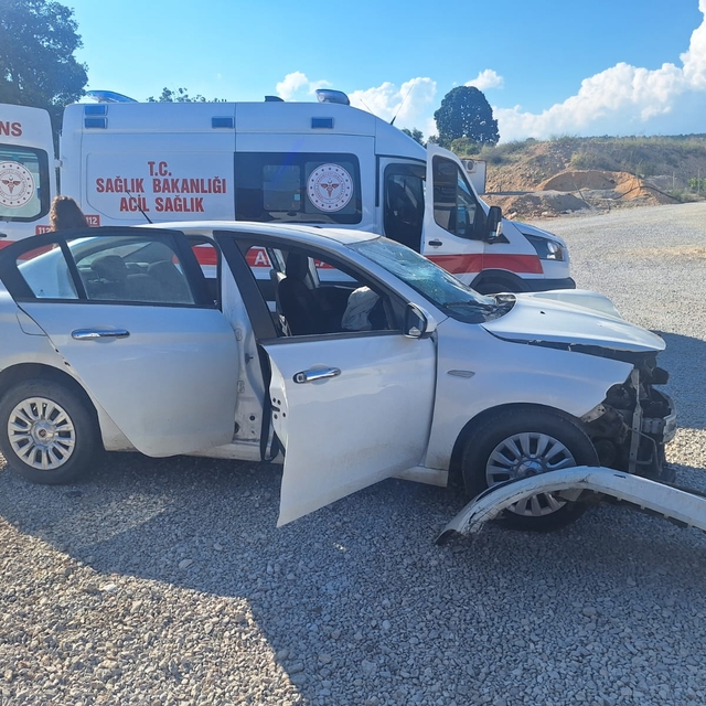 Mersin'de hafif ticari araç ile otomobilin çarpışması sonucu 6 kişi yaralan...