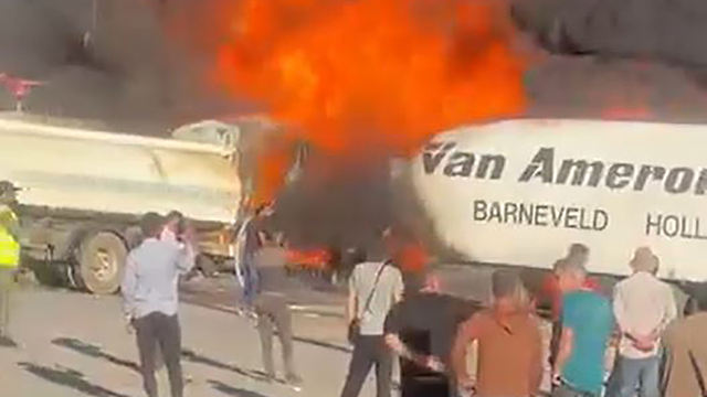 Hatay'da, yük boşaltan TIR'larda çıkan yangın söndürüldü