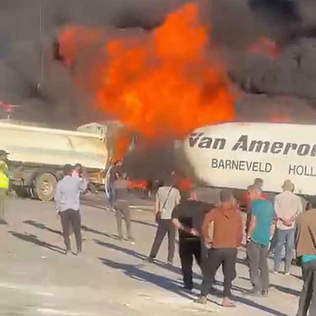 Hatay'da, yük boşaltan TIR'larda çıkan yangın söndürüldü