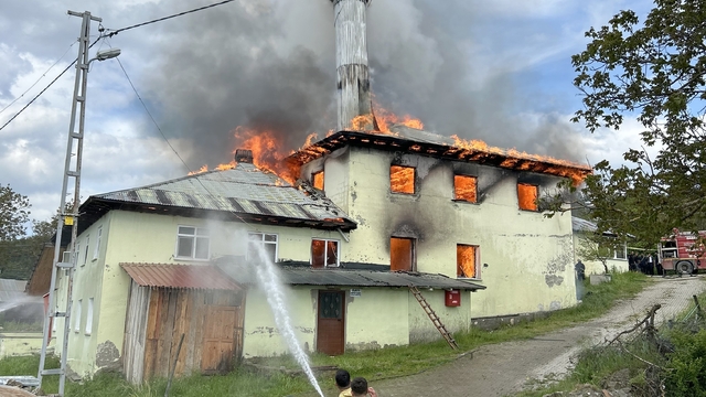 Kastamonu'da çıkan yangında cami kullanılamaz hale geldi