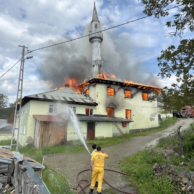 Kastamonu'da çıkan yangında cami kullanılamaz hale geldi