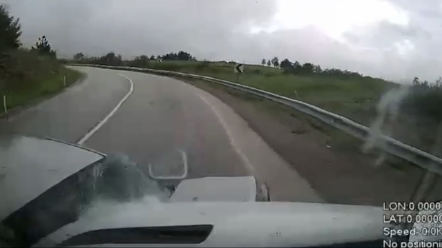 Minibüs ile otomobilin çarpıştığı kaza kamerada;  6 yaralı