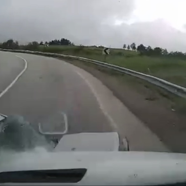 Minibüs ile otomobilin çarpıştığı kaza kamerada;  6 yaralı
