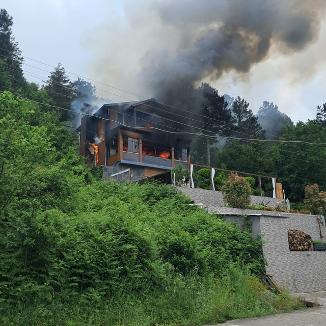 Yangın çıkan villada alevlerin arasında kalan yaşlı kadını ekipler kurtardı