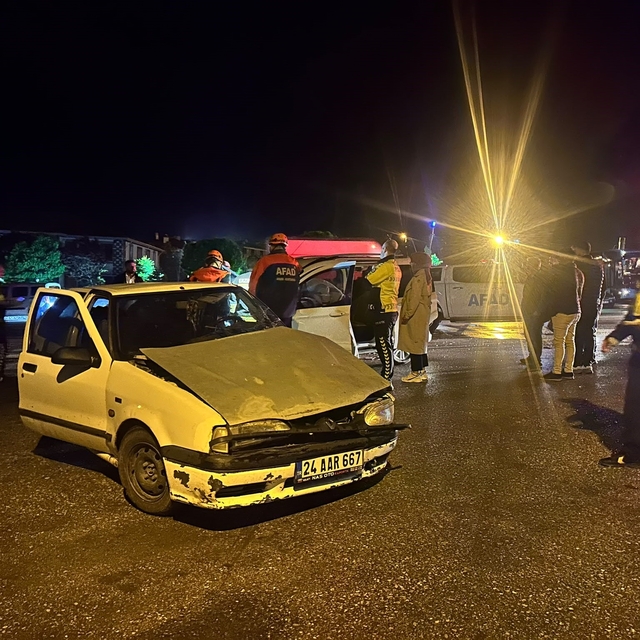 Erzincan'da 2 aracın çarpıştığı kazada 5 kişi yaralandı
