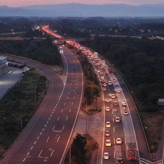 Bayram bitti trafik bitmedi: Düzce geçişinde kilometrelerce kuyruk