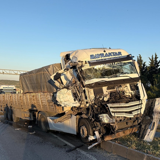 Tır başka bir tıra arkadan çarptı, yol trafiğe kapandı