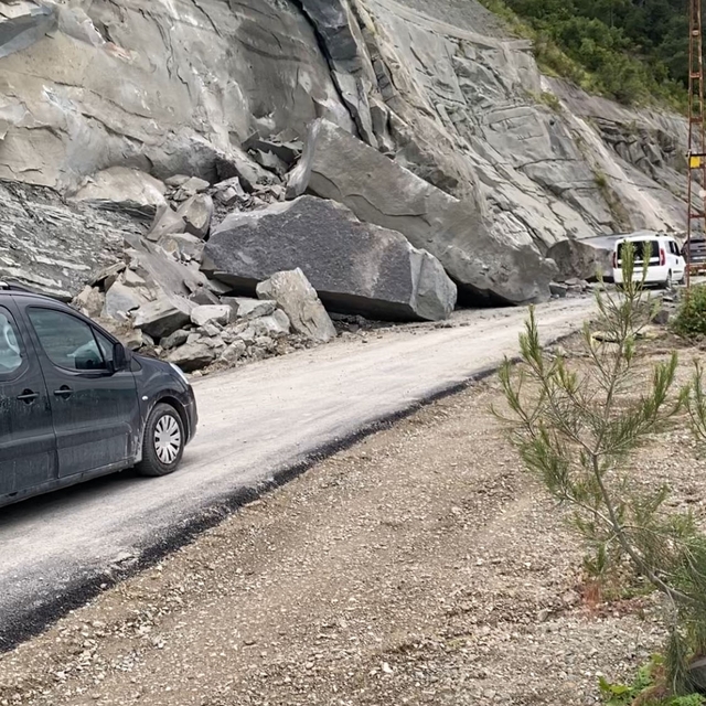 Ayancık'ta heyelan: Köy yolu trafiğe kapatıldı