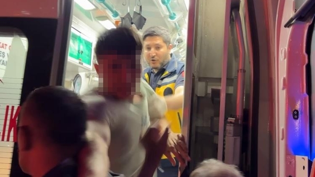 Ambulanstan fırlayıp gazeteciye böyle saldırdı
Polisin elinden kurtulan genç, gazetecinin peşine düştü