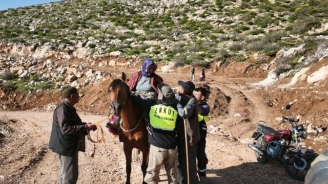 Siirt'te kalp krizi geçiren kadın, katır sırtında sağlık ekiplerine ulaştırıldı
