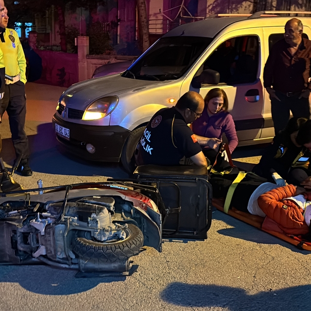 Panik yapan motokurye motosikletle birlikte devrilerek yaralandı