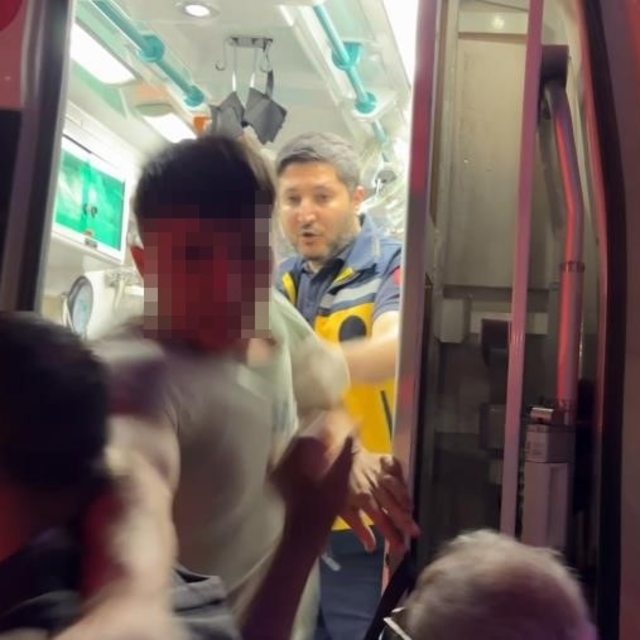 Ambulanstan fırlayıp gazeteciye böyle saldırdı
Polisin elinden kurtulan gen...