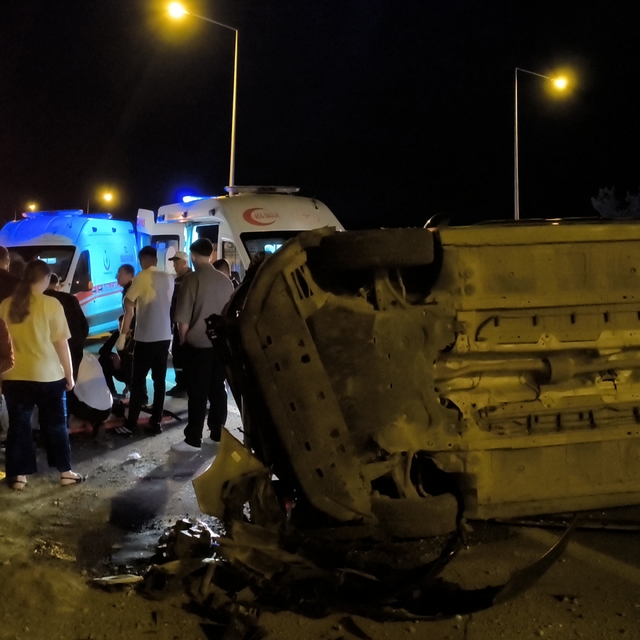 Batman'da düğünden dönen ailenin bulunduğu hafif ticari araç takla attı: 6...