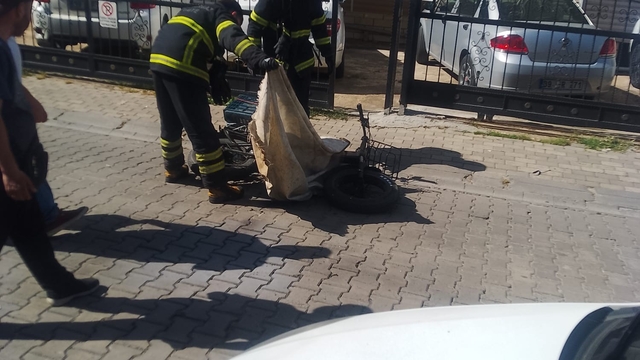 Lüleburgaz'da seyir halindeki elektrikli bisikletin pili patladı, sürücü yaralandı