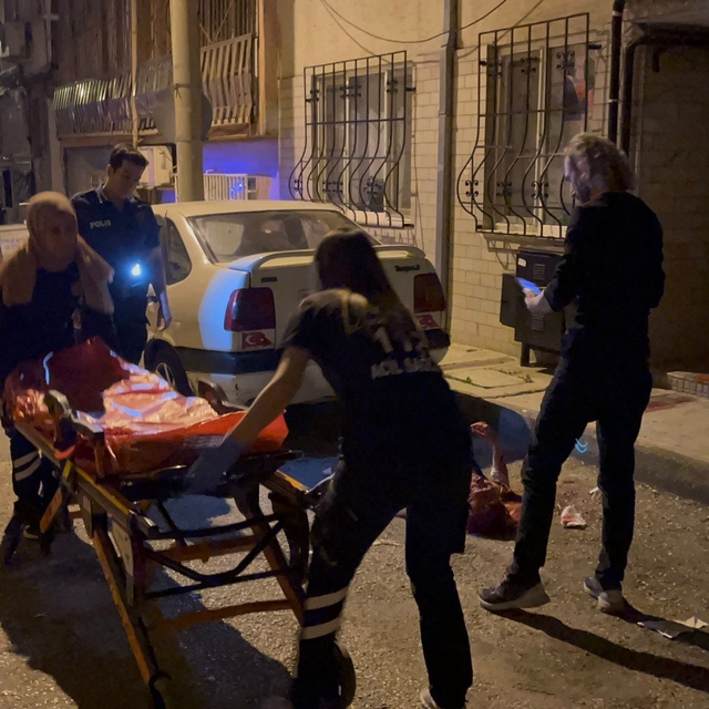 Psikolojik sorunları olan adam hem kendini hem annesini bıçakladı
