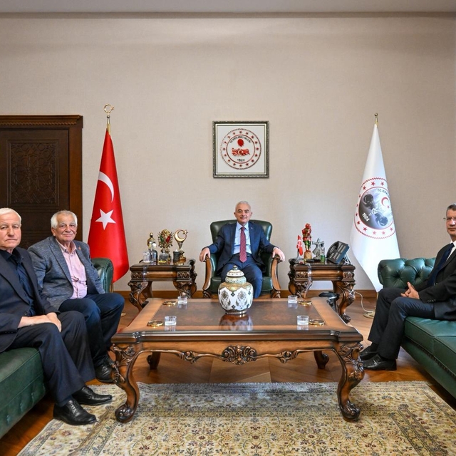Kırklareli Valisi Turan, kaymakam Orhan ile köy muhtarlarını makamında kabu...
