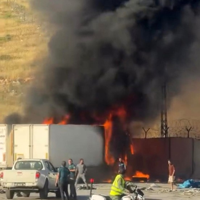 Park halindeki 2 tır alevlere teslim oldu