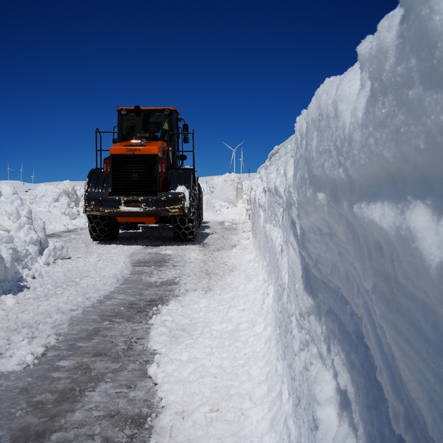 Bayburt'un yayla yollarında karla mücadele devam ediyor