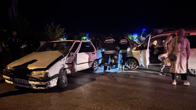Araçta sıkışan yaralıyı itfaiye kurtardı