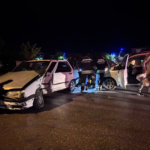 Araçta sıkışan yaralıyı itfaiye kurtardı