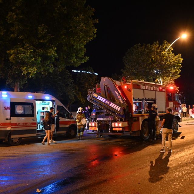 Edirne'de refüje çarpıp devrilen otomobilde 1 kişi yaralandı