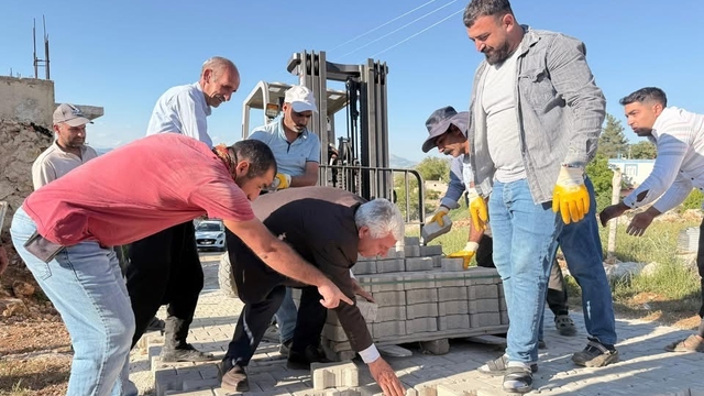 Çermik'te mahalle yolları onarılıyor