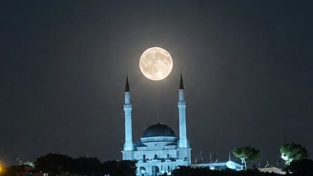 Edremit'te dolunay ve Ulu Cami buluşması görsel şölen sundu
