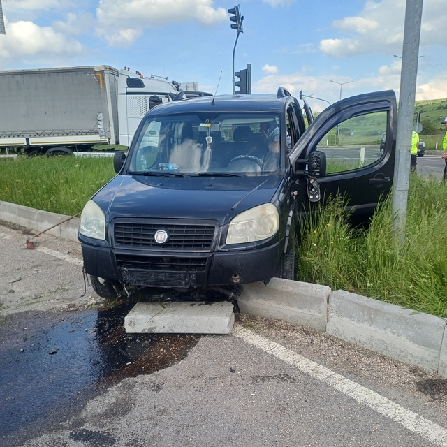 Bolu'da refüje çarpan hafif ticari araçtaki 1 kişi yaralandı
