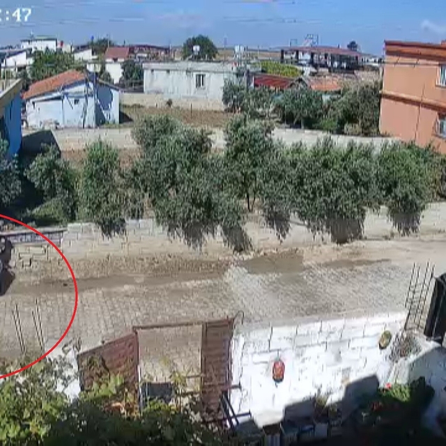 Hatay'da motosikletle tek teker yapan gençlerin duvara çarptığı anlar kamer...