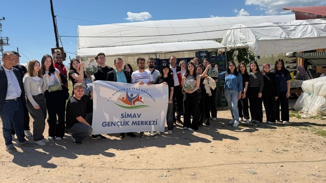 Simav'da gençler serada hasatla buluştu