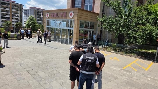 Kahramanmaraş'ta uyuşturucu operasyonu: 3 tutuklama
Operasyonda 187 bin 134 sentetik ecza hapı ele geçirildi