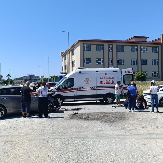 Kontrolsüz kavşakta çarpışan otomobillerin sürücüleri yaralandı