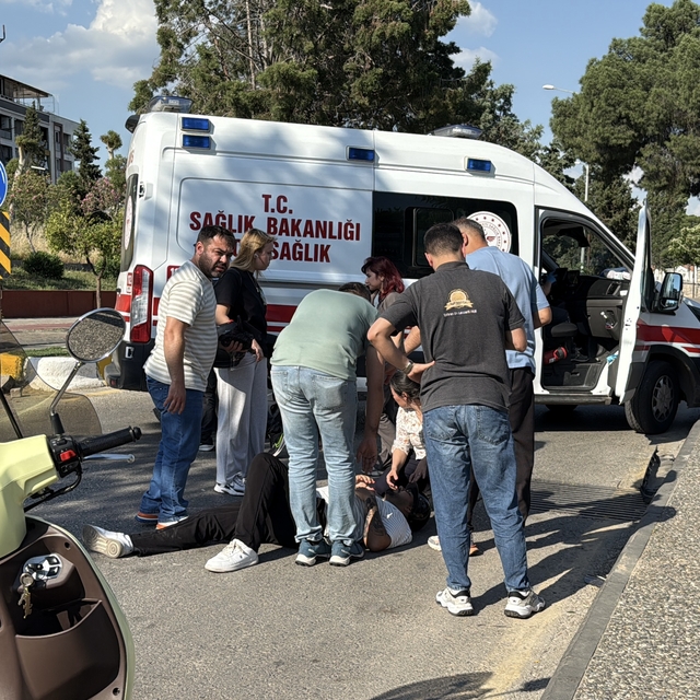 Efeler'de otomobille çarpışan motosikletin sürücüsü yaralandı