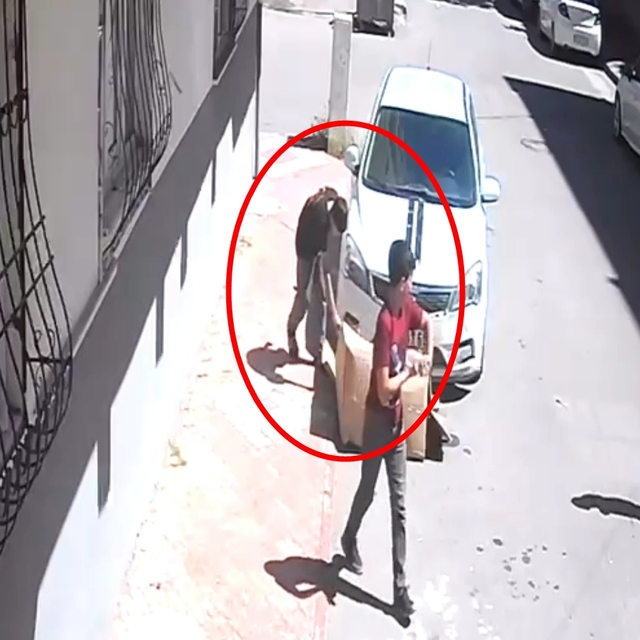 Çocuğun yaktığı karton, otomobili tutuşturdu; o anlar kamerada