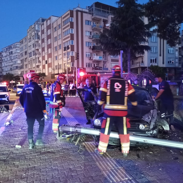 Balıkesir'de otomobilin istinat duvarına çarptığı kazada 1 kişi öldü, 1 kiş...